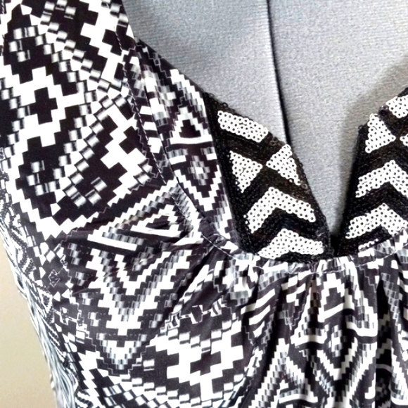 Womens Sz Med Blk & White Aztec style with sequins - Picture 4 of 9